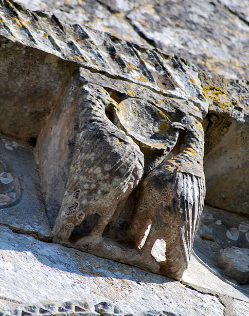 Canecillo con aves bebiendo de un c&aacute;liz