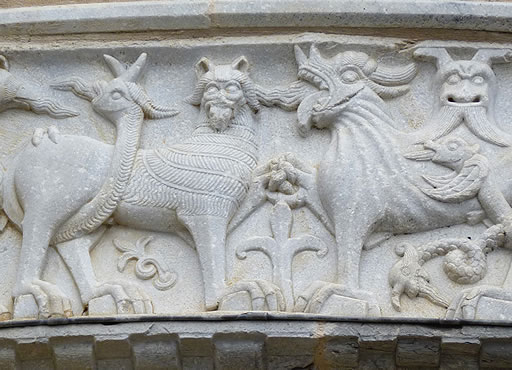 Iglesia de Saint-Paul-lès-Dax:: friso con animales