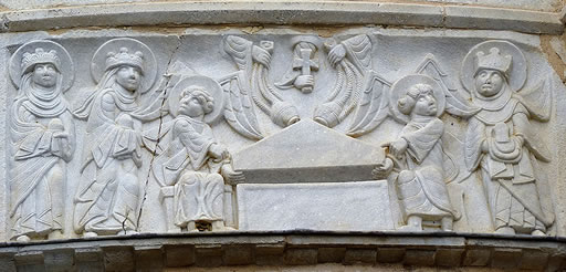 Friso esculpido en un bloque de mármol