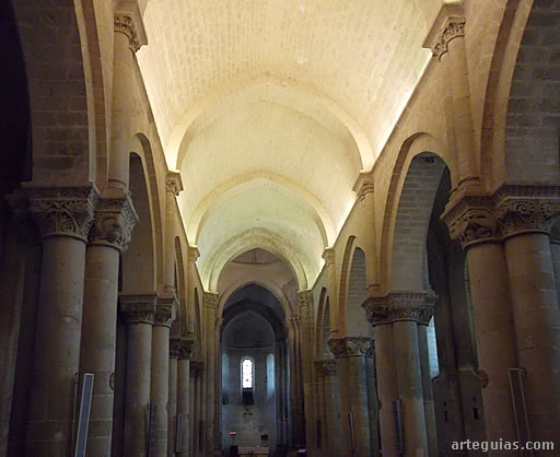 Iglesia de Saint Pierre d'Aulnay: interior