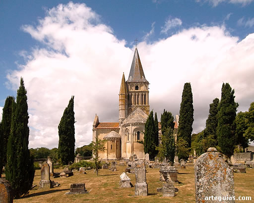 Cementerio alrededor de la iglesia de Saint Pierre d'Aulnay