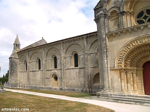 Saint Pierre d'Aulnay: muro meridional