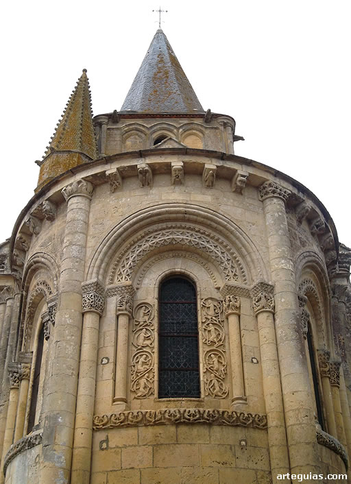 Saint Pierre d'Aulnay: &aacute;bside central
