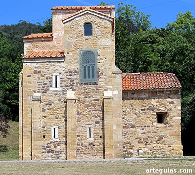 Iglesia de San Miguel de Lillo en su estado actual: el costado este est&aacute; ocupado por una cabecera rom&aacute;nica