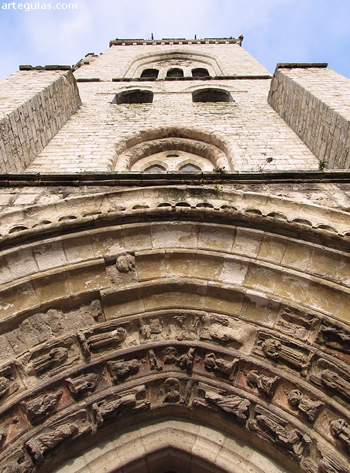 Torre campanario y portada de la iglesia de San Miguel de Palencia