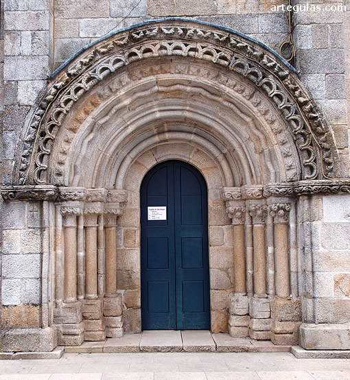 Portada de la iglesia de San Pedro, actualmente en la Capilla de San Roque de Melide