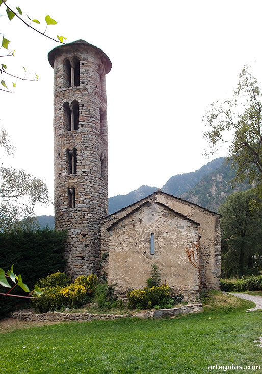 Santa Coloma de Andorra; cabecera rectangular y caracter&iacute;stico y pintoresco campanario lombardo cil&iacute;ndrico