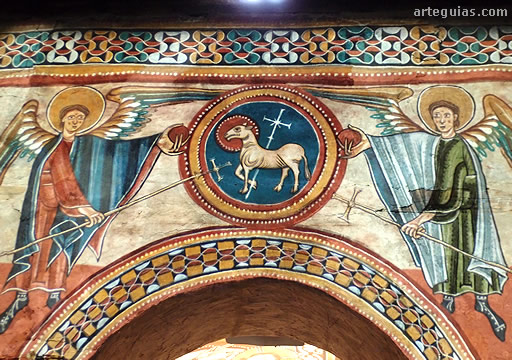 Sobre el arco triunfal: EL Cordero de Dios (Agnus Dei) entre dos &aacute;ngeles