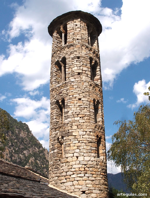 Torre campanario de planta semicircular