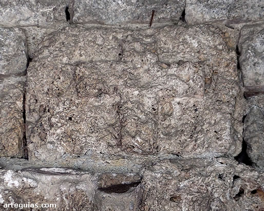 Cruz tallada en un sillar sobre la clave de la puerta