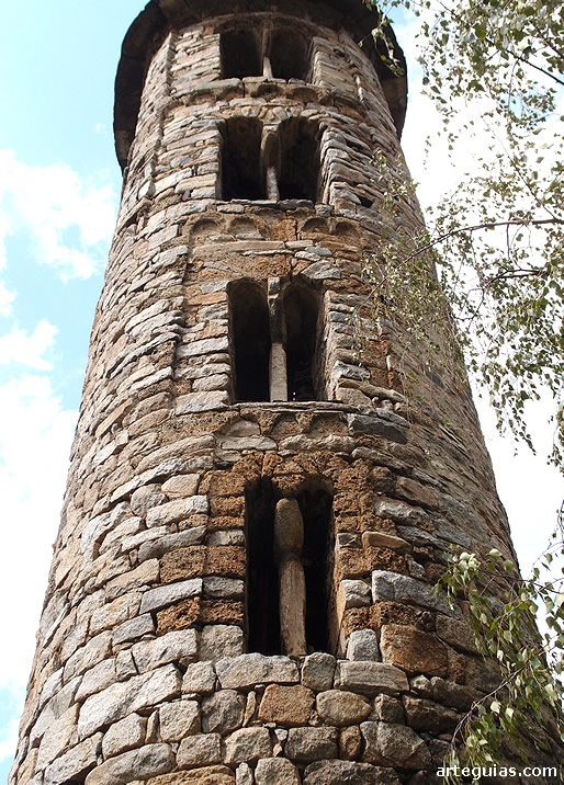 Detalle de loa vanos ajimezados del campanario