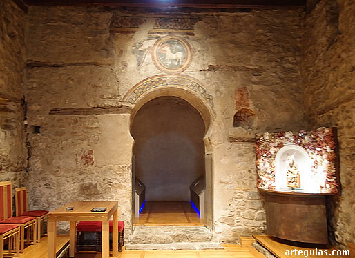 Santa Coloma de Andorra: interior  con el arco triunfal de herradura al fondo