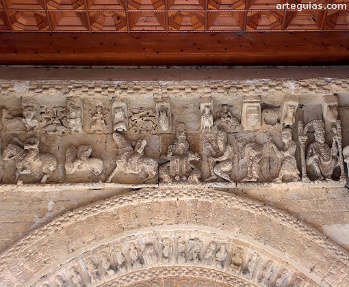 Iglesia de Santa María de Carrión: relieve superior dedicado al Ciclo de la Natividad