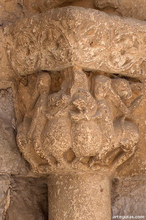 Capitel con dos escenas simétricas de Sansón desquijarando al león