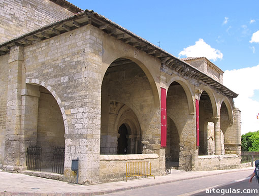Iglesia de Santa María del Camino, Carrión de los Condes: pórtico que protege y refuerza el muro meridional del templo