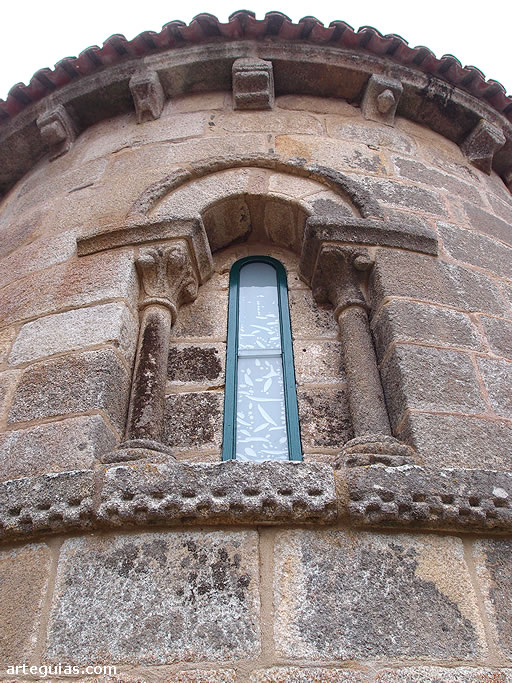 Ventanal en el hemiciclo absidal de la iglesia de Santa Mar&iacute;a de Melide