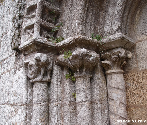 Columnas de la portada oeste de la  iglesia  de Santa Mar&iacute;a de Melide