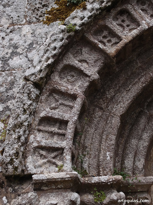 Detalle de la arquivolta exterior de la portada oeste de Santa Mar&iacute;a de Melide