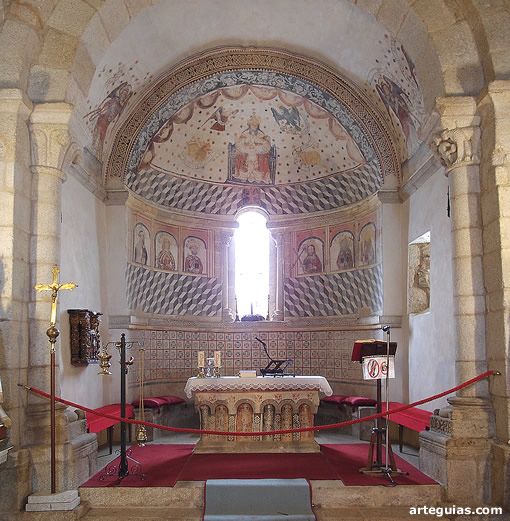 Aspecto de la cabecera con sus pinturas murales y con el altar rom&aacute;nico