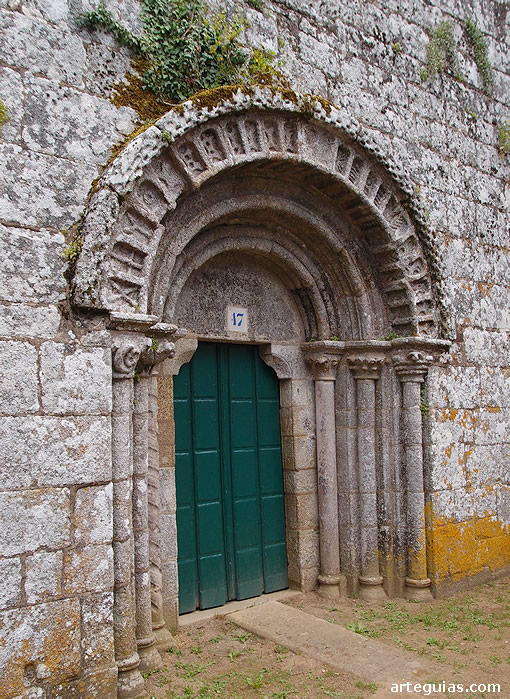 Portada oeste de Santa Mar&iacute;a de Melide