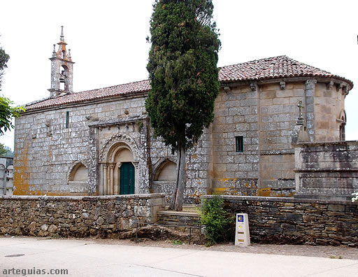 Iglesia de Santa Mar&iacute;a de Melide, A Coru&ntilde;a. En la base del edificio hay una se&ntilde;alizaci&oacute;n indicadora del Camino de Santiago