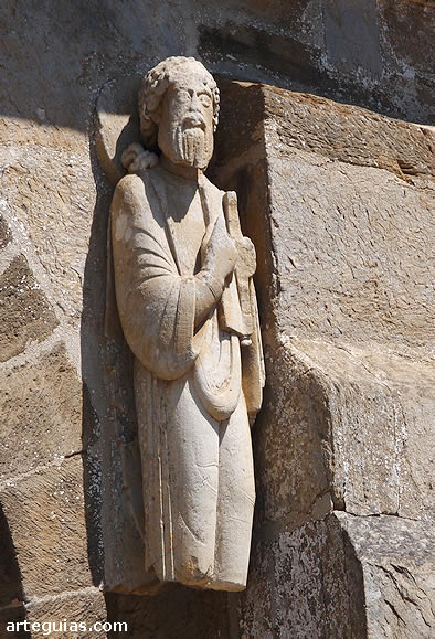 En la enjuta opuesta se encuentra la estatua de otro ap&acute;sotol de identidad desconocida