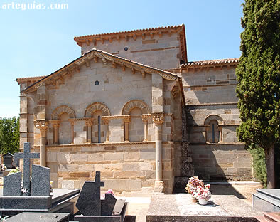 La iglesia de Santa Marta de Tera est&aacute; rodeada por el cementerio