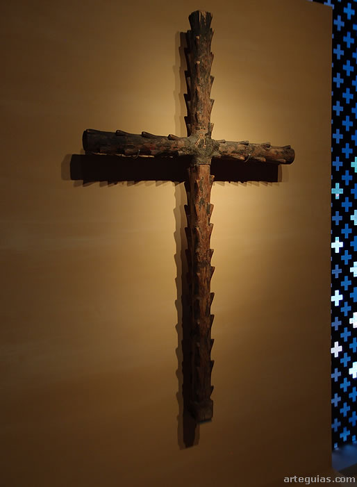 Cruz procesional original de la Iglesia de Sant Serni de Nagol y que se expone en el Museo Espai Columba de Santa Coloma
