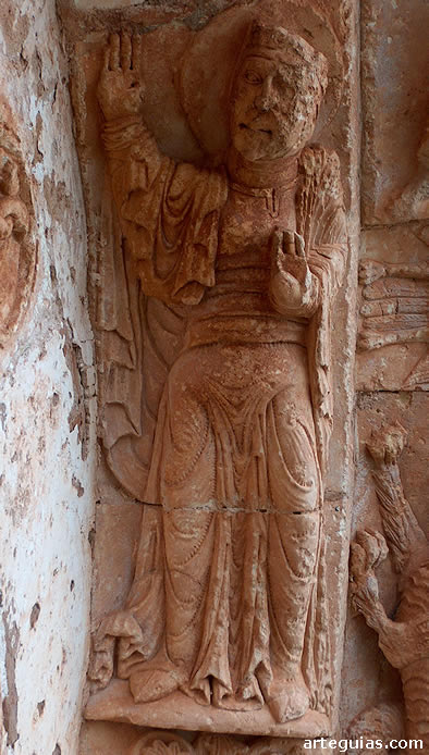Escultura de una de las arquivoltas, probablemente la Virgen Mar&iacute;a