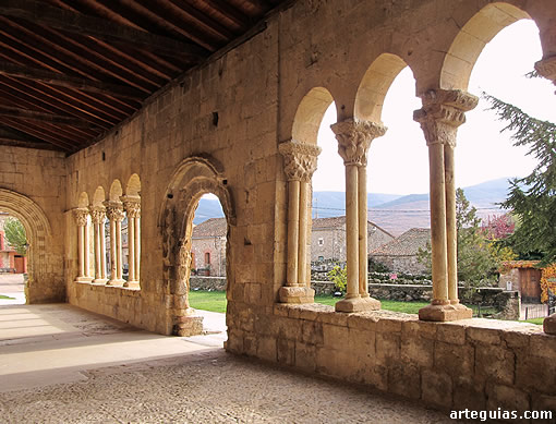Iglesia de Sotosalbos: vista desde el interior de la galer&iacute;a porticada