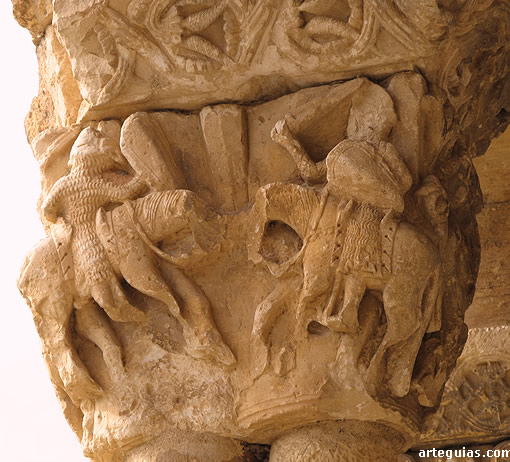 Galer&iacute;a porticada de la iglesia de Sotosalbos: combate entre guerreros a caballo