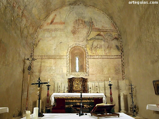 Interior del &aacute;bside con restos de pinturas murales de Cristo en Majestad y Tetramorfos