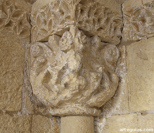 Sotosalbos: capitel de la puerta de ingreso