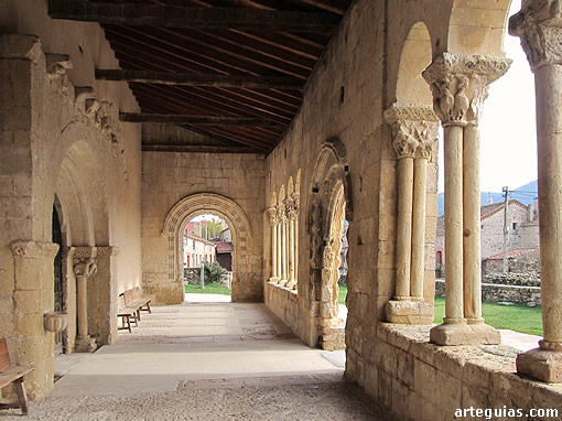 Interior de la galer&iacute;a porticada de  la iglesia de San Miguel de Sotosalbos