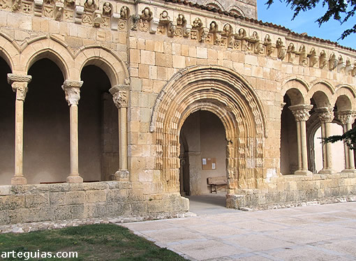 Galer&iacute;a porticada de la iglesia de Sotosalbos