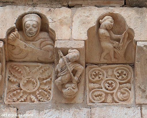 La cornisa de la galer&iacute;a porticada est&aacute; constituida por esculturas bajo arcos, adem&aacute;s de m&eacute;nsulas y metopas