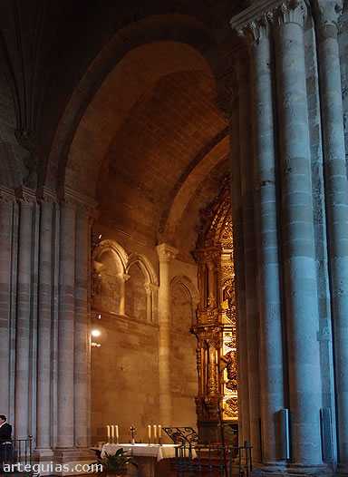 Interior del &aacute;bside central