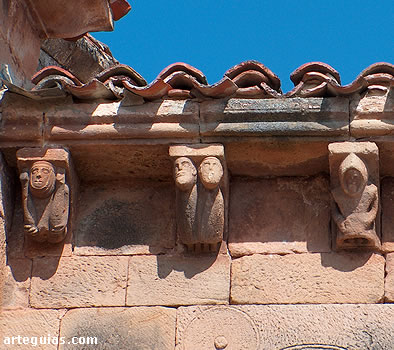 Detalle de los canecillos de la cornisa