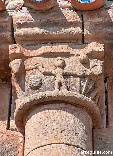 Capitel de una de las columnas entregas