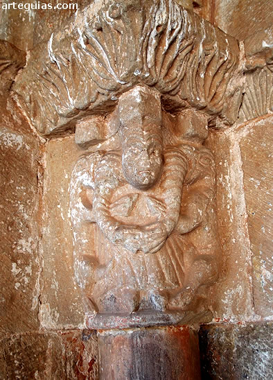Otro de los capiteles de la puerta rom&aacute;nica