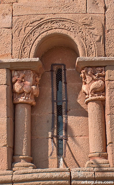 Ventanal con dos capiteles de tradici&oacute;n silense