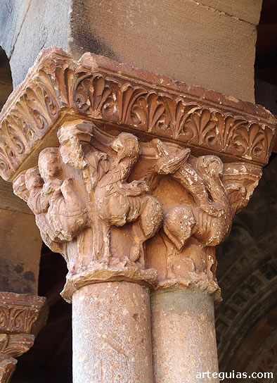 Capitel con grifos