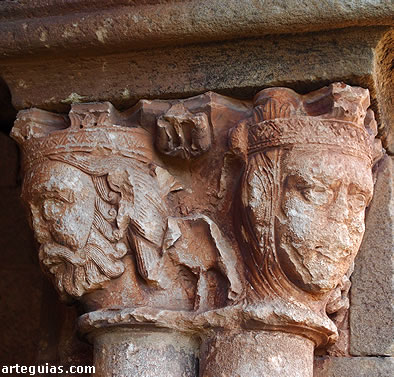 Capiteles con cabezas de un rey y una reina