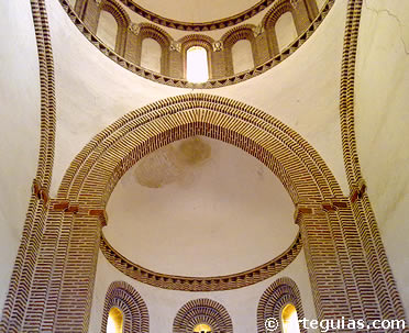 Interior de la iglesia: pechinas que soportan el cimborrio