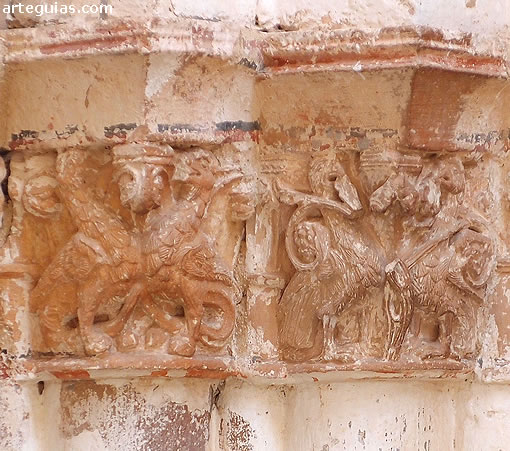Dragones y águilas en los capiteles de la puerta. Lara de los Infantes