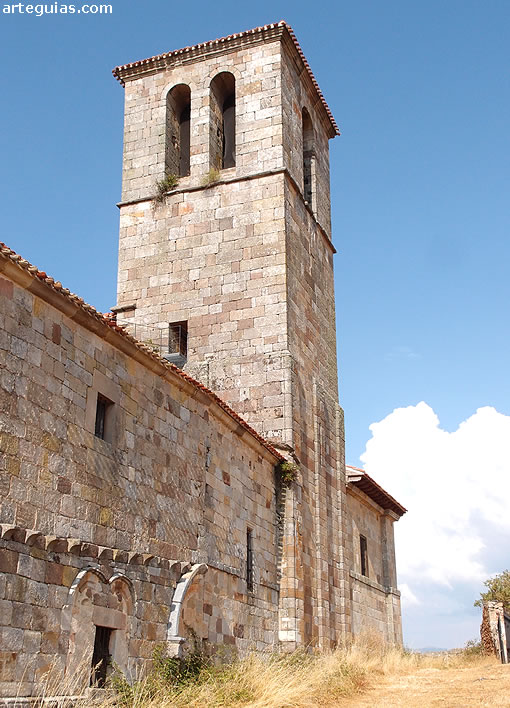 Torre campanario. El primer cuerpo es románico