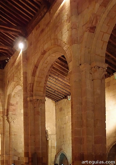 Arcos formeros en el interior de la iglesia de San Andr&eacute;s, &Aacute;vila