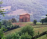 Iglesia de Santa Cristina de Lena aislada en una verde colina