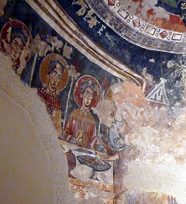 La solemnidad y frontalidad de las figuras, el lijo de las vestiduras y el color azul del fondo recuerdan los frescos bizantinos