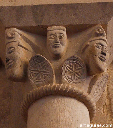 Uno de los capiteles del arco triunfal